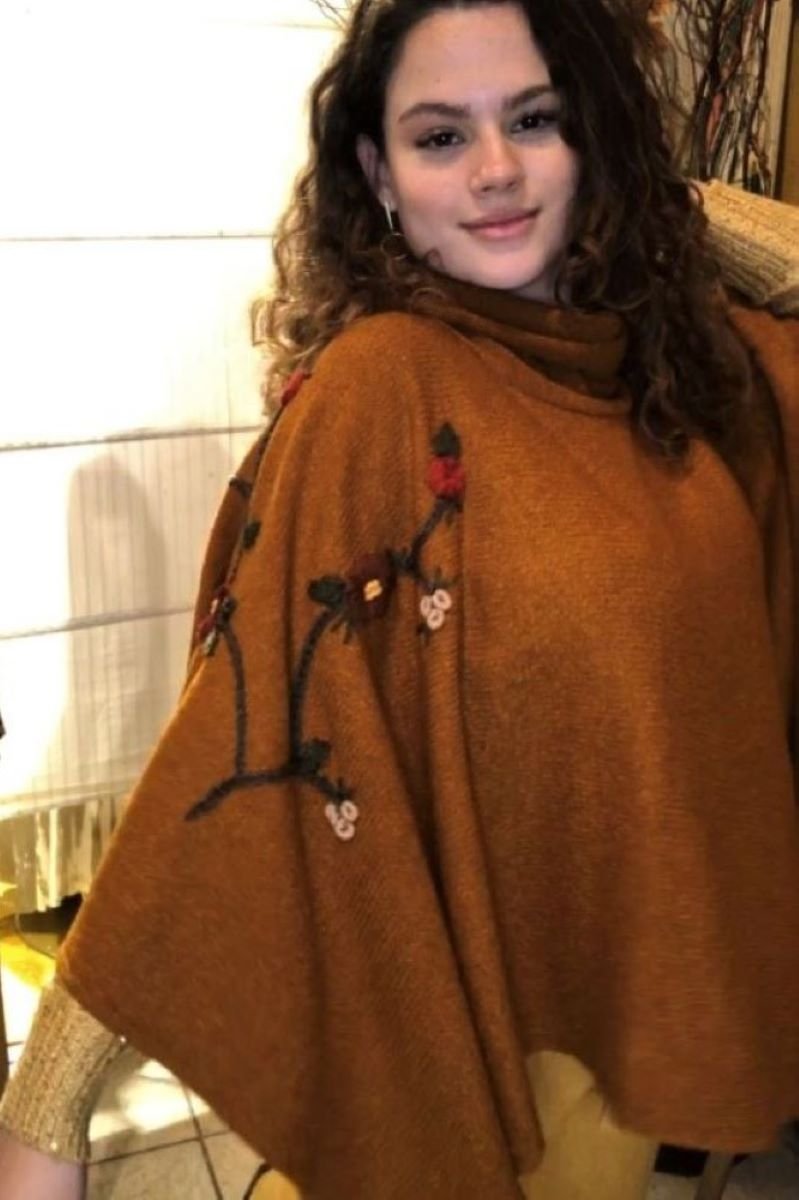 poncho-em-la-boucle-ocre-com-pompom