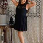 Vestido Curto em Viscose Cavado com Pala Crochê e Bol Preto