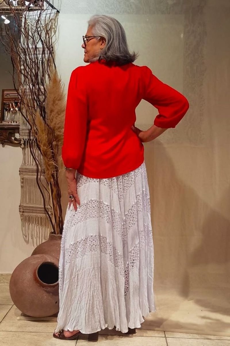 bata vermelha decote V com saia longa branca de renda.