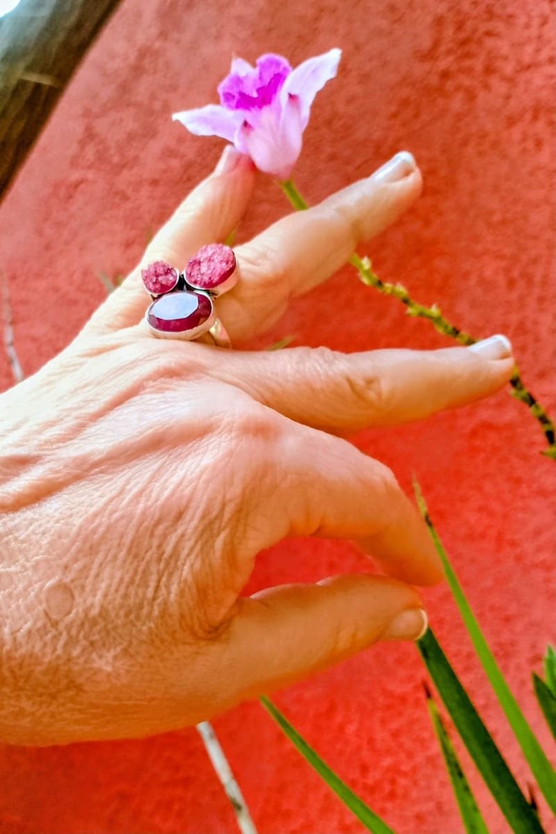 anel com 3 pedras padrão rubi2