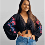 Cropped em Viscose com Mangas Morcego Bordada Preto