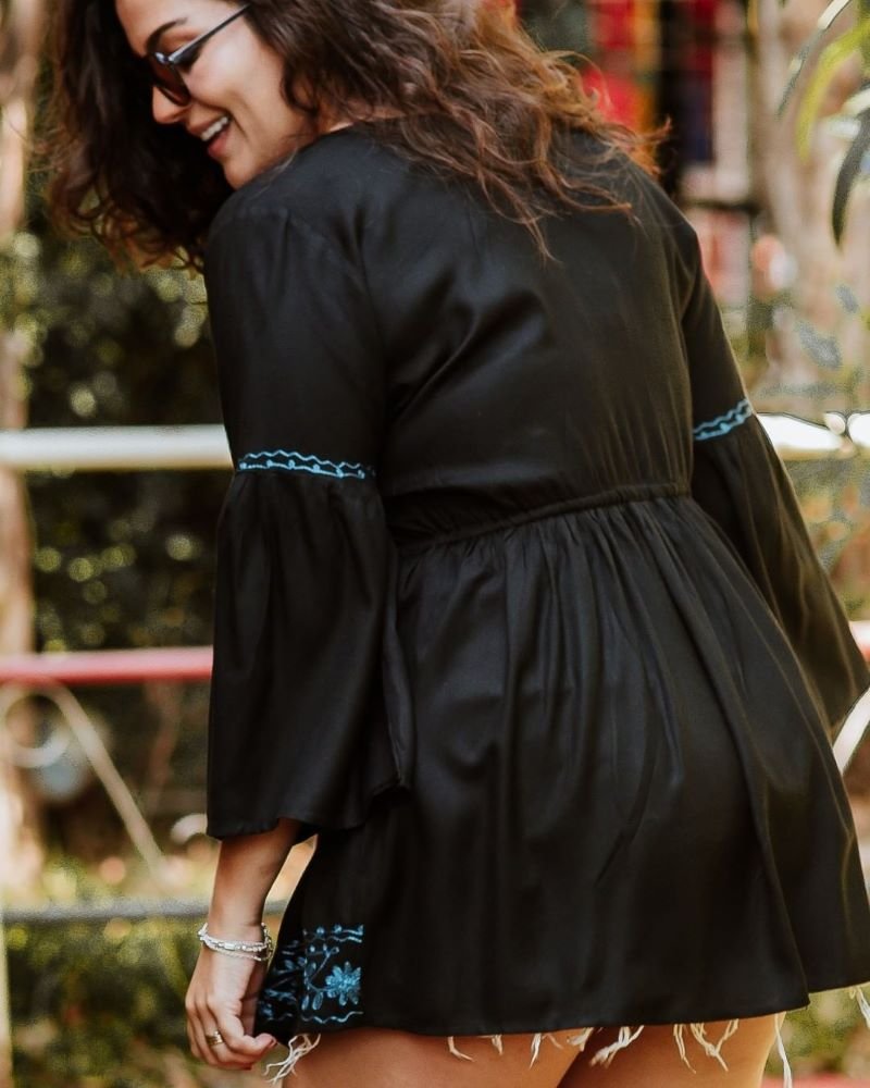 Túnica em Viscose Bordado Azul com Meias Mangas Sino Preta M PROMO NATAL 25 Túnica em Viscose Bordado Azul com Meias Mangas Sino Preta M PROMO NATAL 25