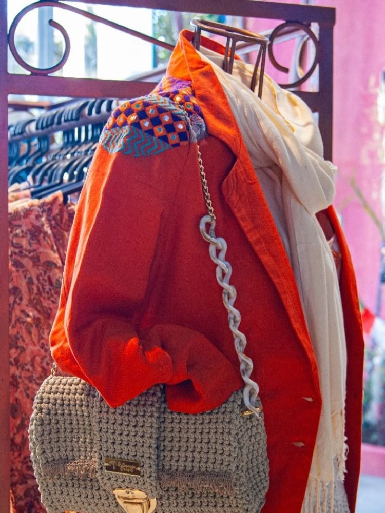 Casaco Spenser em Algodão Laranja com Bordados e Espelhinhos Casaco Spenser em Algodão Laranja com Bordados e Espelhinhos