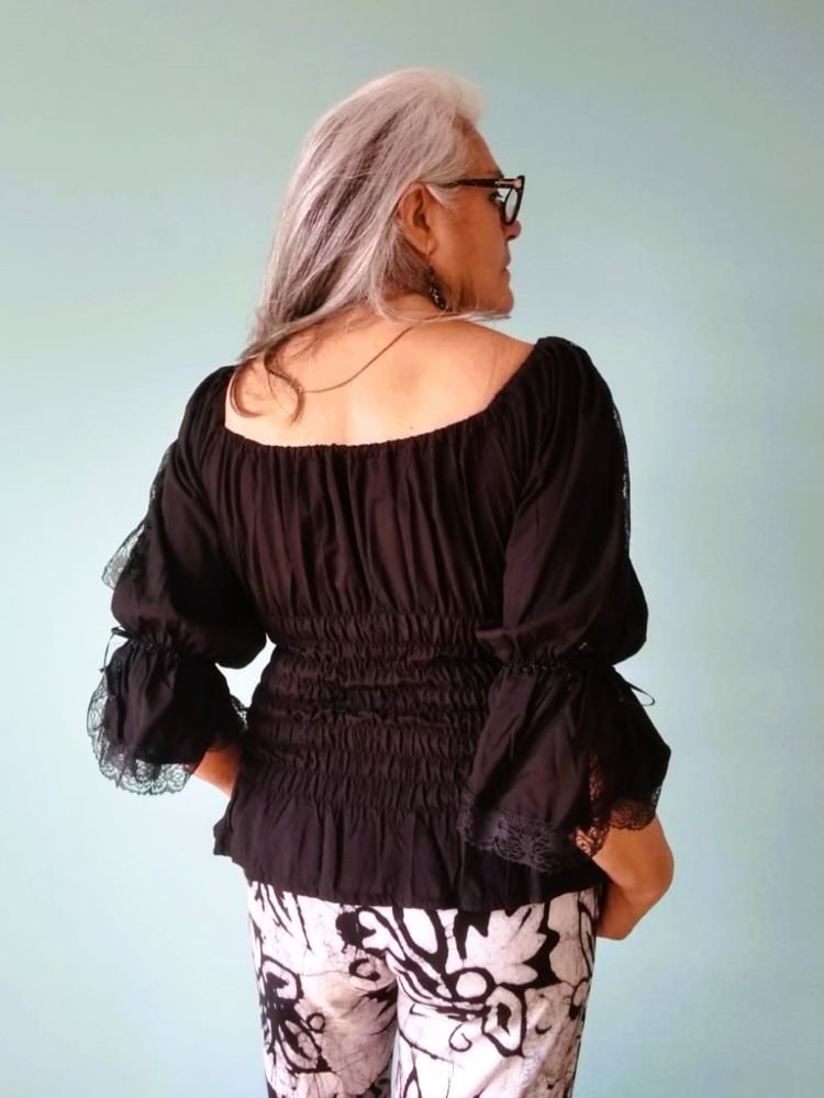 Cropped Ciganinha em Viscose e Renda com Meias Mangas Preto