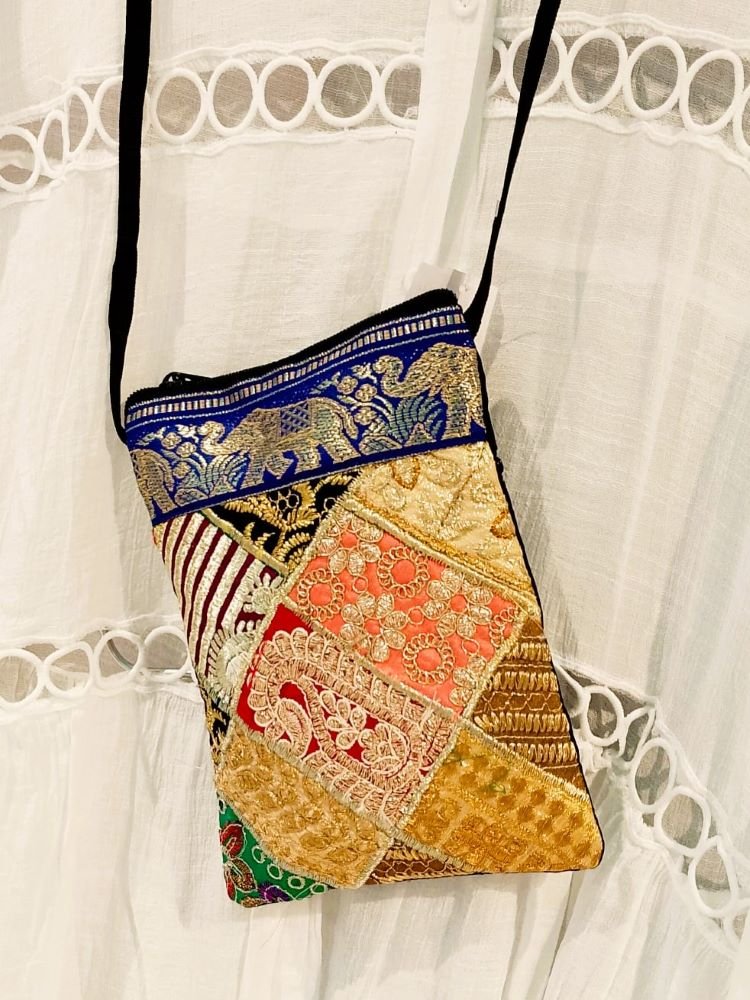 Bolsa Passaporte Patchwork Bordado Dourado e Barrado Azul Bolsa Passaporte Patchwork Bordado Dourado e Barrado Azul