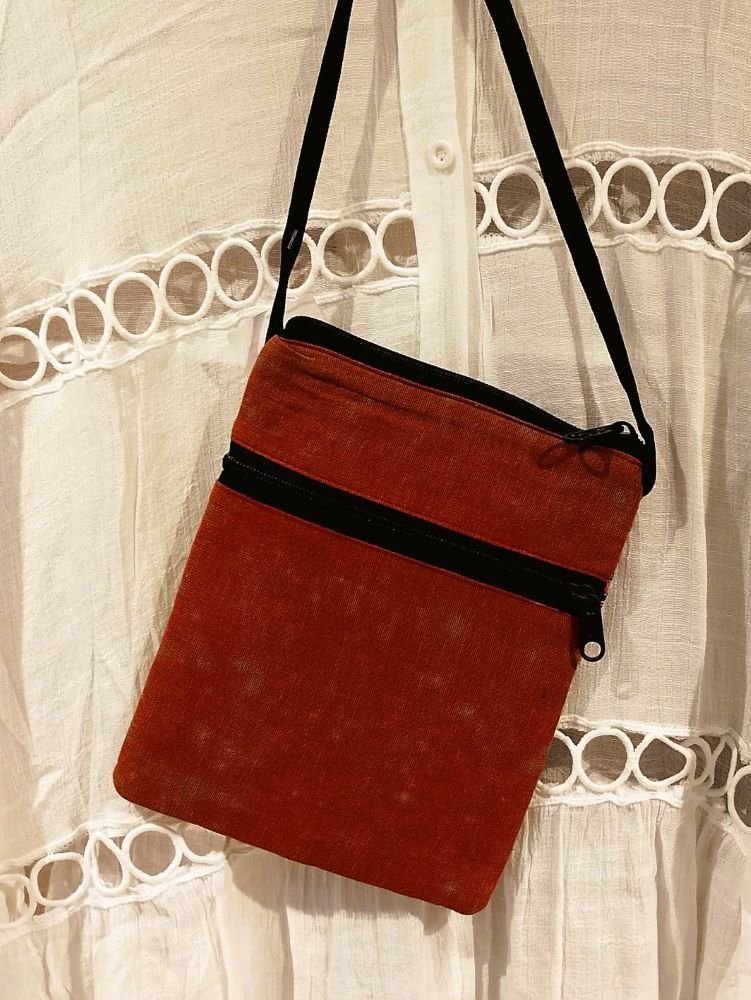 Bolsa Passaporte Patchw Bordada com Espelho Dourado Color Vermelha Bolsa Passaporte Patchw Bordada com Espelho Dourado Color Vermelha