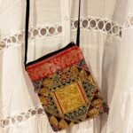 Bolsa Passaporte Patchw Bordada com Espelho Dourado Color Vermelha