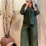 CAMISA EM CREPE GEORGETE COM BOTÕES DOURADOS