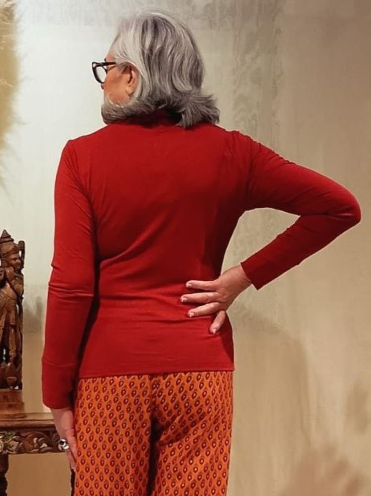 Blusa em Malha com Mangas Longas Decote em V Pinhão Blusa em Malha com Mangas Longas Decote em V Pinhão