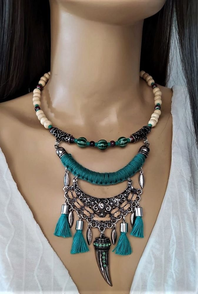 Colar Textil com 2 Camadas Dente Turquesa e Off Colar Textil com 2 Camadas Dente Turquesa e Off