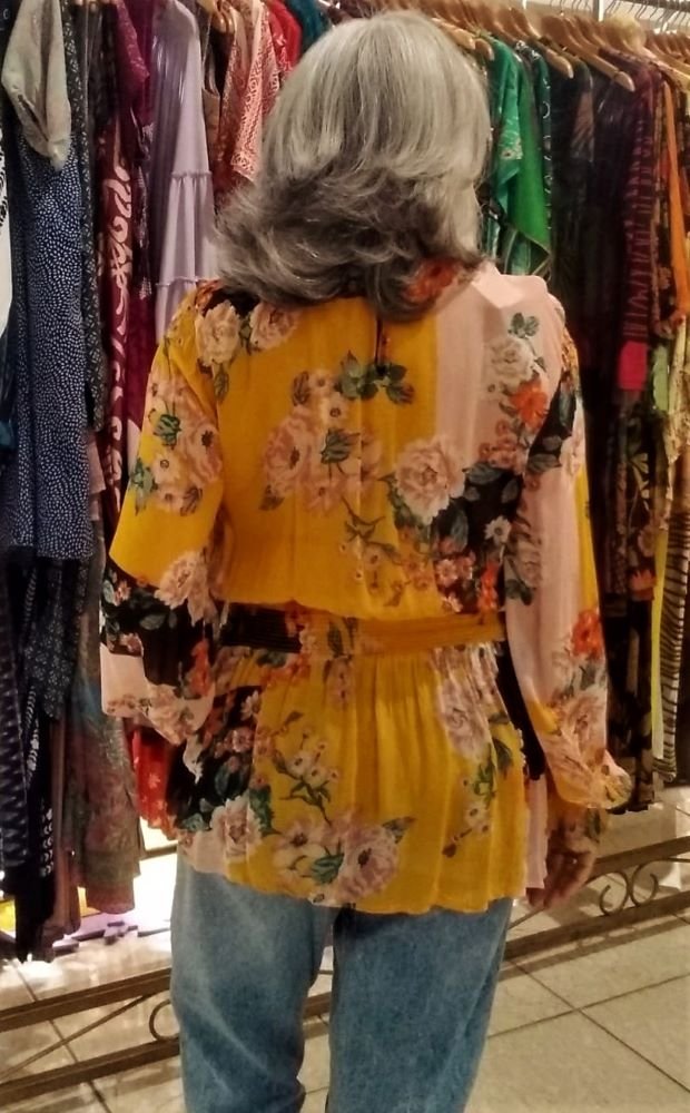 Bata em Crepe Estampado Decote Redondo Lastex e Mangas Longas Amarela G