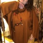 Poncho em Lã com Gola Rolê e Bordado Galhos Manual e Tassels Ocre