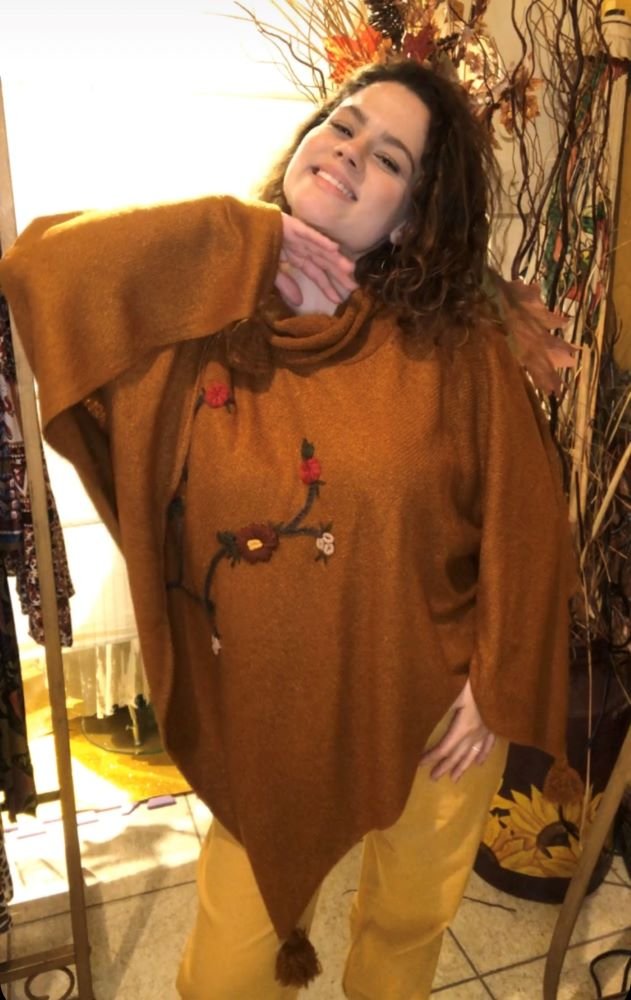 Poncho em Lã com Gola Rolê e Bordado Galhos Manual e Tassels Ocre