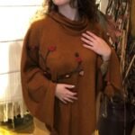 Poncho em Lã com Gola Rolê e Bordado Galhos Manual e Tassels Ocre