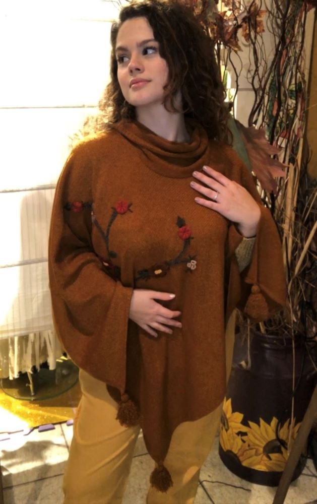 Poncho em Lã com Gola Rolê e Bordado Galhos Manual e Tassels Ocre