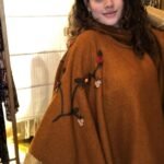 Poncho em Lã com Gola Rolê e Bordado Galhos Manual e Tassels Ocre