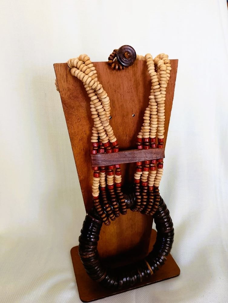 Colar em Madeira Semestes e Pingente G