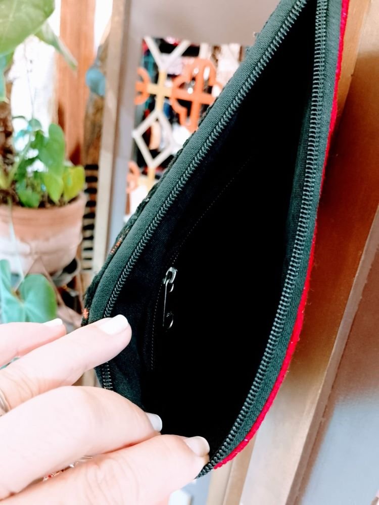 Carteira de Mão Bordada Boho Preta