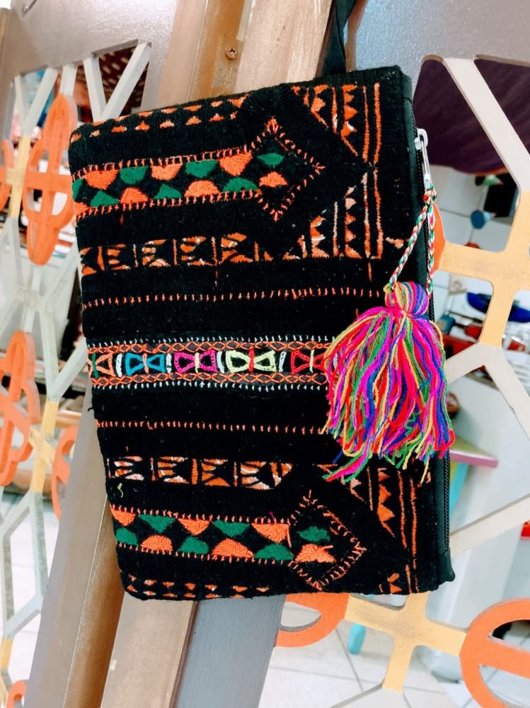 Carteira de Mão Bordada Boho Preta