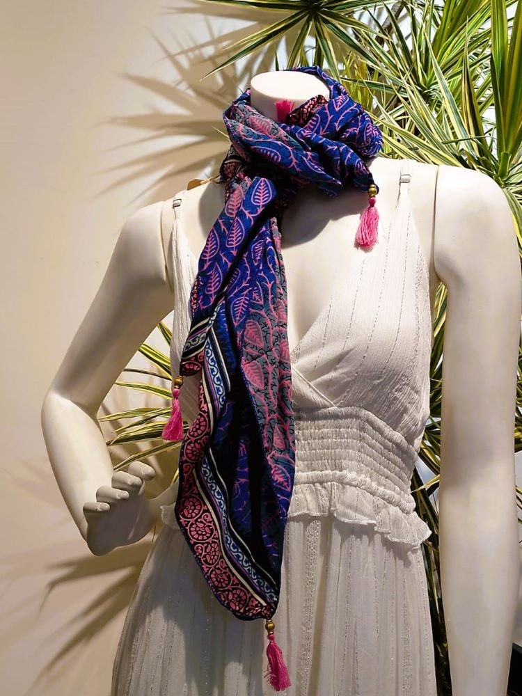 Lenço em Seda Quadrado Tassels Estampado Rosa e Azul