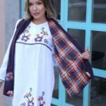 Vestido Curto em Algodão Rustico com Mangas Longas Pala e Barrado Bordados Branca M