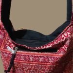 Bolsa em Tecido Estampado e Pesponto Vermelho