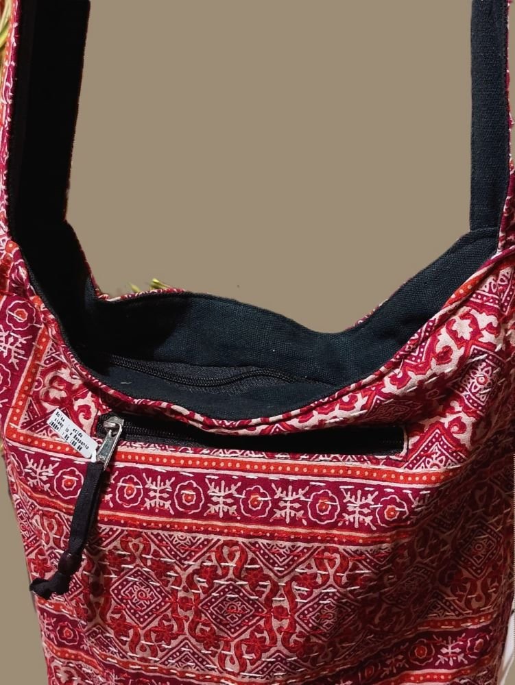 Bolsa em Tecido Estampado e Pesponto Vermelho