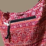 Bolsa em Tecido Estampado e Pesponto Vermelho