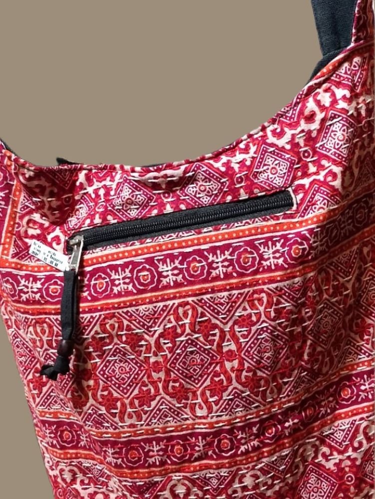 Bolsa em Tecido Estampado e Pesponto Vermelho