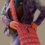 Bolsa em Tecido Estampado e Pesponto Vermelho