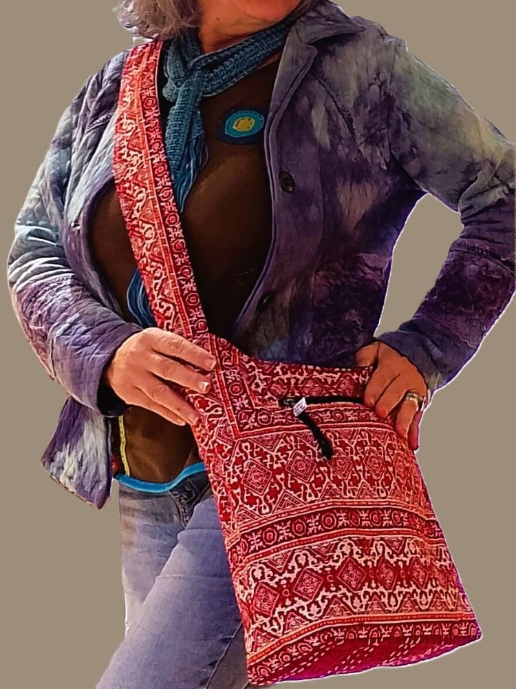 Bolsa em Tecido Estampado e Pesponto Vermelho