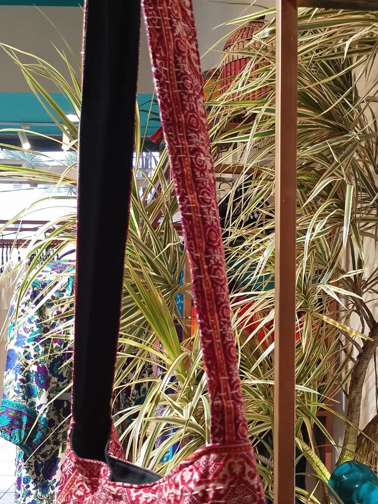 Bolsa em Tecido Estampado e Pesponto Vermelho