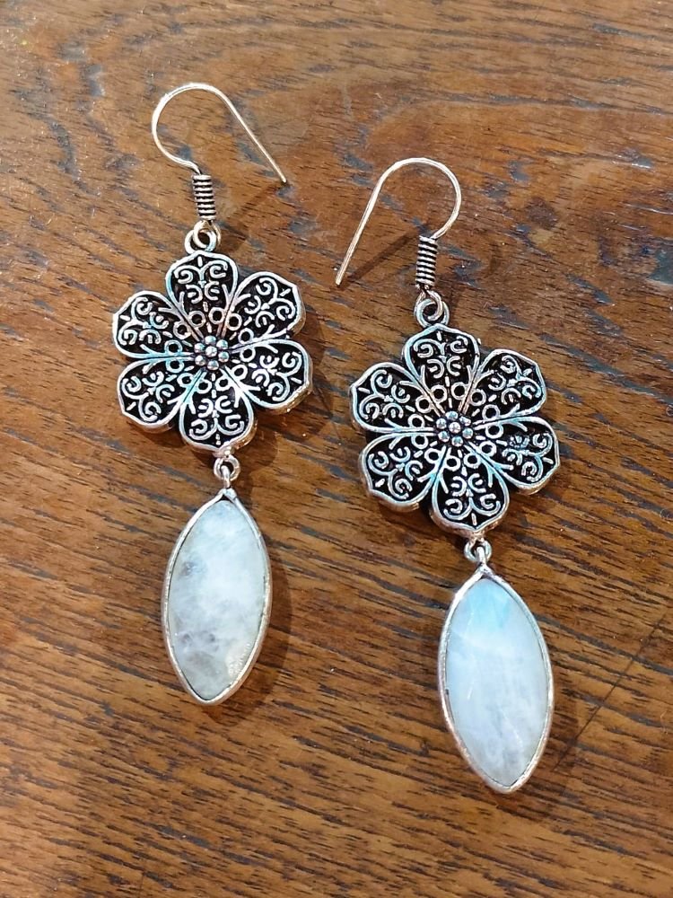 Brinco Prateado Flor p.Lua Navete