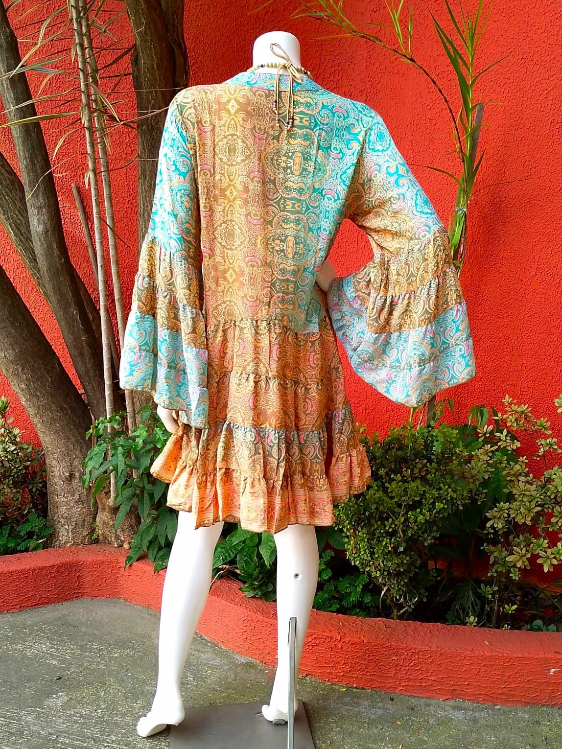 Vestido Curto em Seda Estampado Decote V Mangas Sino Caramelo e Turquesa