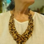 Colar Mad Sementes e Bol Marron e Off