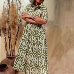 Vestido Midi em Algodão Chemisie com Gola Camisa e Mangas Curtas Estampa Geométrica Verde e Branco G C