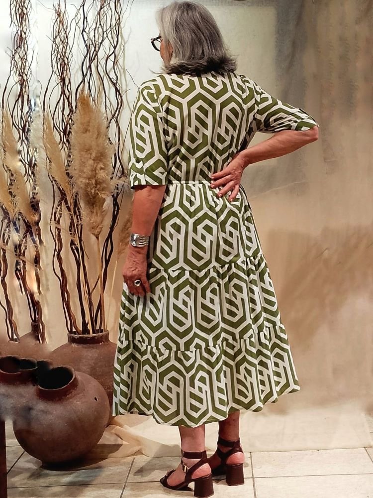 Vestido Midi em Algodão Chemisie com Gola Camisa e Mangas Curtas Estampa Geométrica Verde e Branco G C