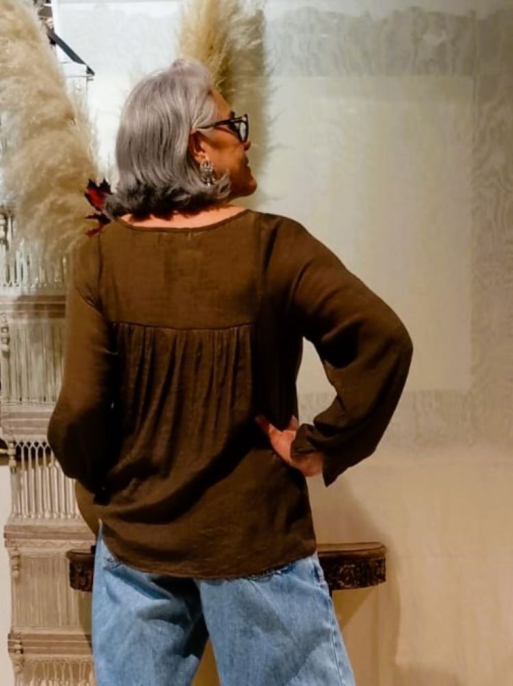 Bata em Algodão com Mangas Longas Decote Pala Bordada Cacau