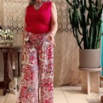 Calça Pantalona em Viscose Estampa Geométrica Cintura Alta Lastex e Faixa Vermelha e Off G