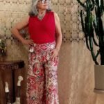 Calça Pantalona em Viscose Estampa Geométrica Cintura Alta Lastex e Faixa Vermelha e Off G