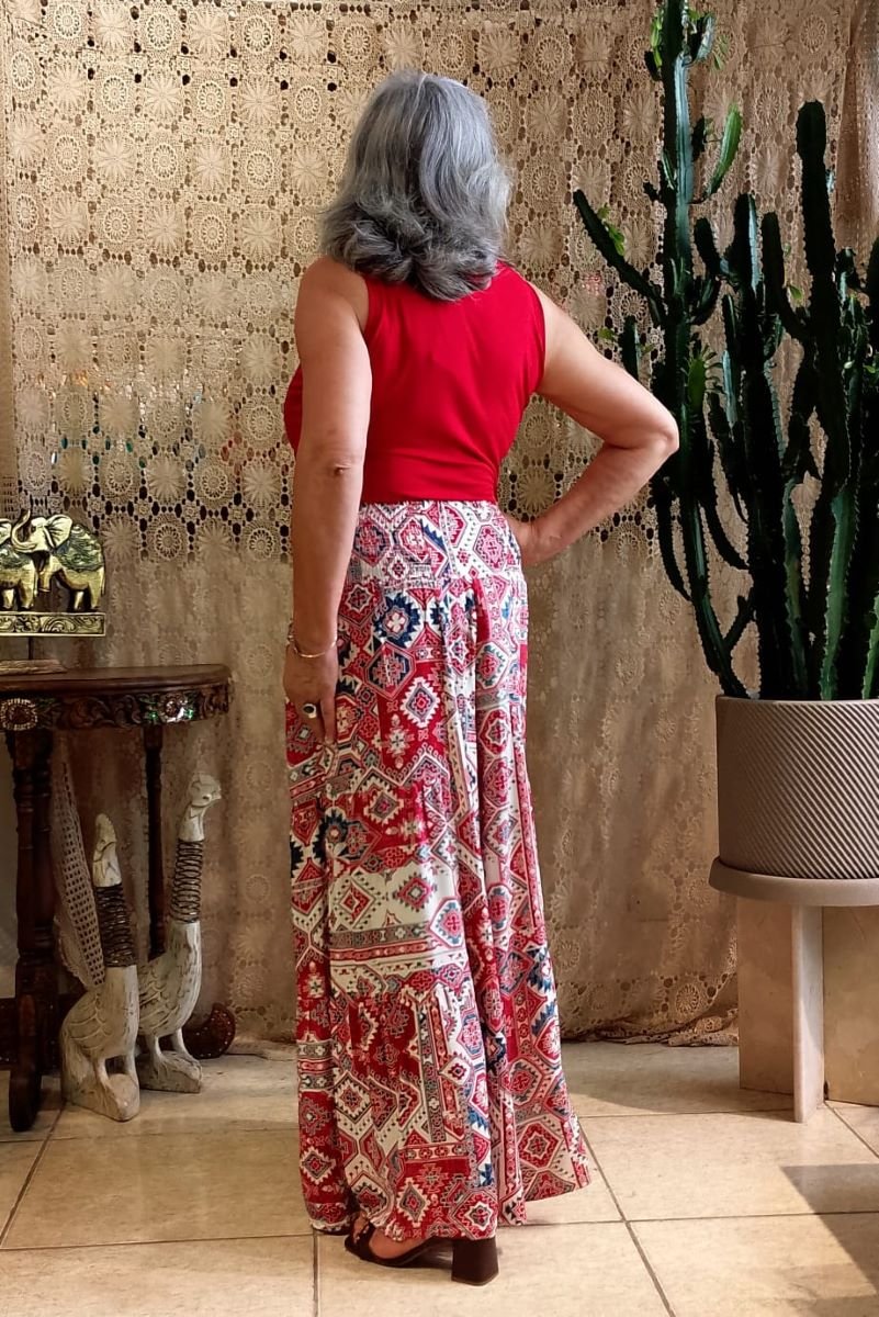 Calça Pantalona em Viscose Estampa Geométrica Cintura Alta Lastex e Faixa Vermelha e Off G