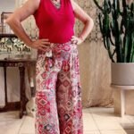 Calça Pantalona em Viscose Estampa Geométrica Cintura Alta Lastex e Faixa Vermelha e Off G