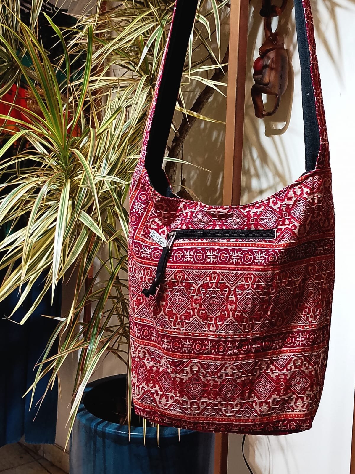 Bolsa em Tecido Estampado e Pesponto Vermelho