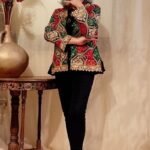 Casaco em Lãzinha com Gola Padre e Mangas Longas Bordado Intenso Preto GG