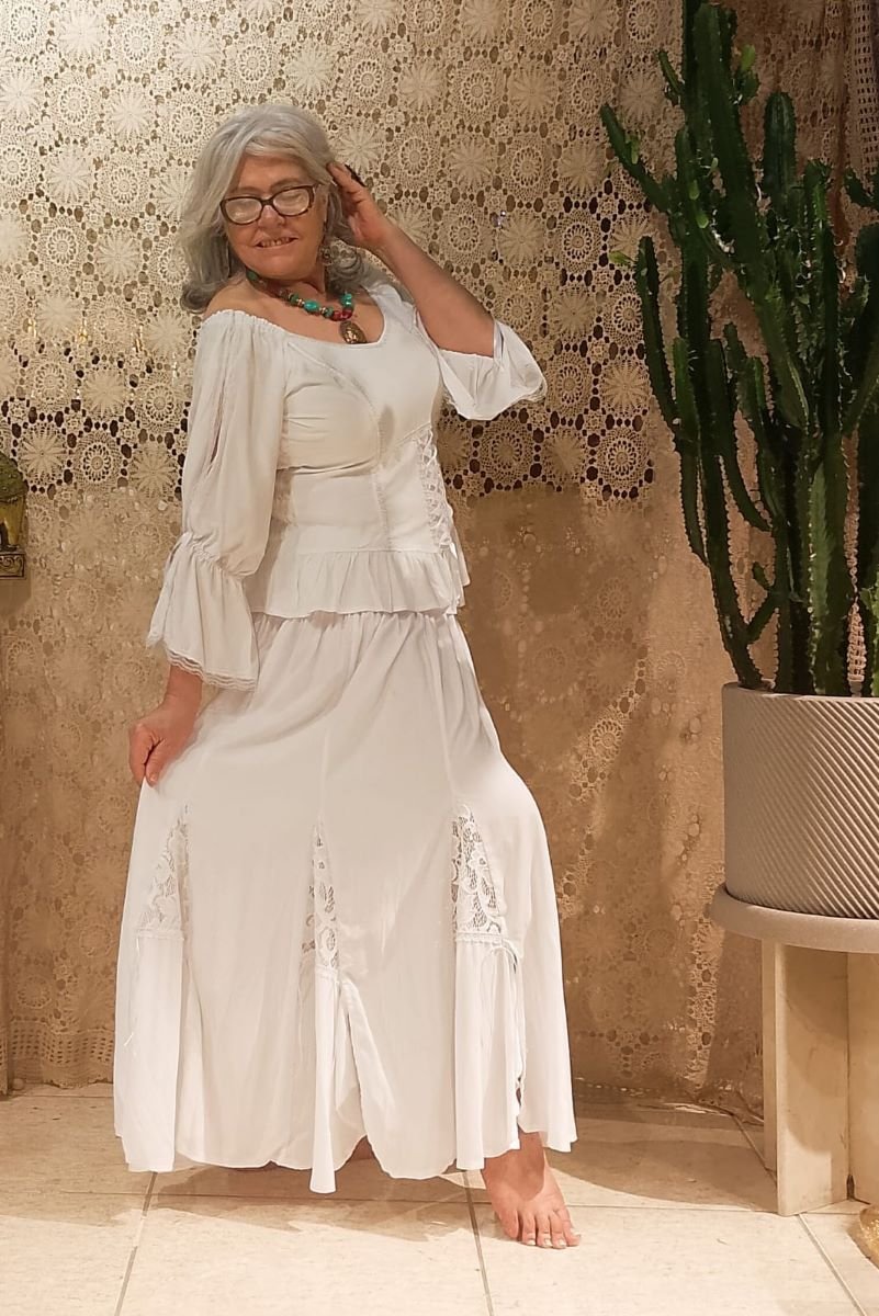 Saia Longa em Viscose e Nesgas Renda Godê e Lastex Branca