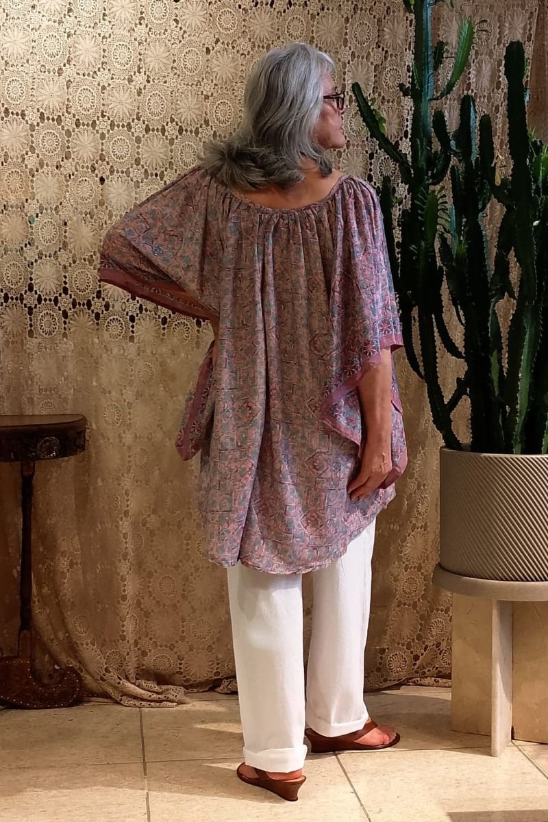 Túnica em Seda Indiana Decote Canoa com Mangas Amplas Estampa Floral Rosê GG