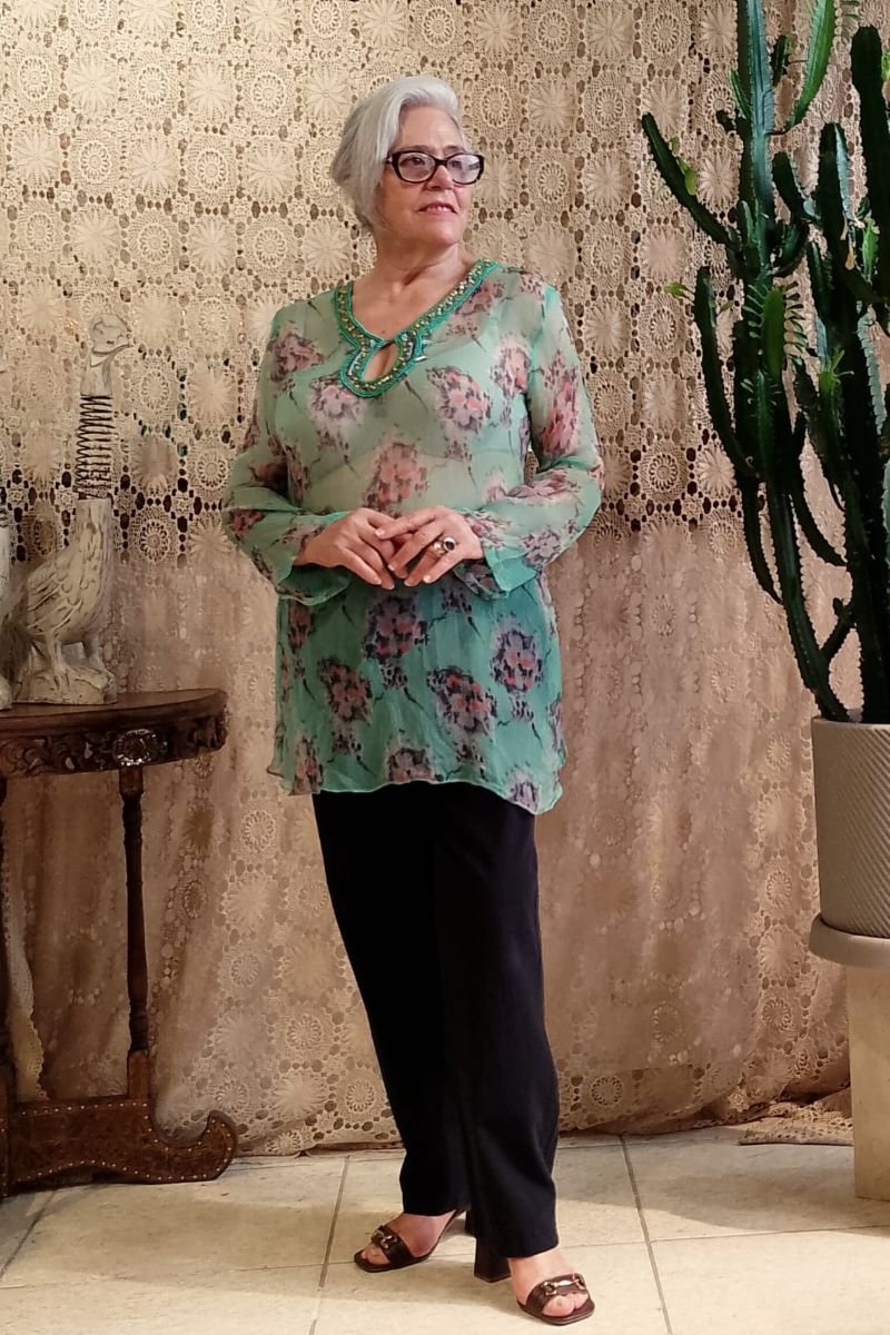 Túnica em Shiffon com Mangas Longas Decote Gota Bordado Verde Água