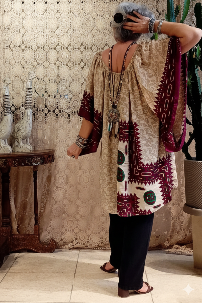 Túnica em Seda Indiana Decote Canoa com Mangas Amplas Estampa Floral Off GG túnica-em-seda-indiana-decote-canoa-com-mangas-amplas-estampa-floral-off-gg1