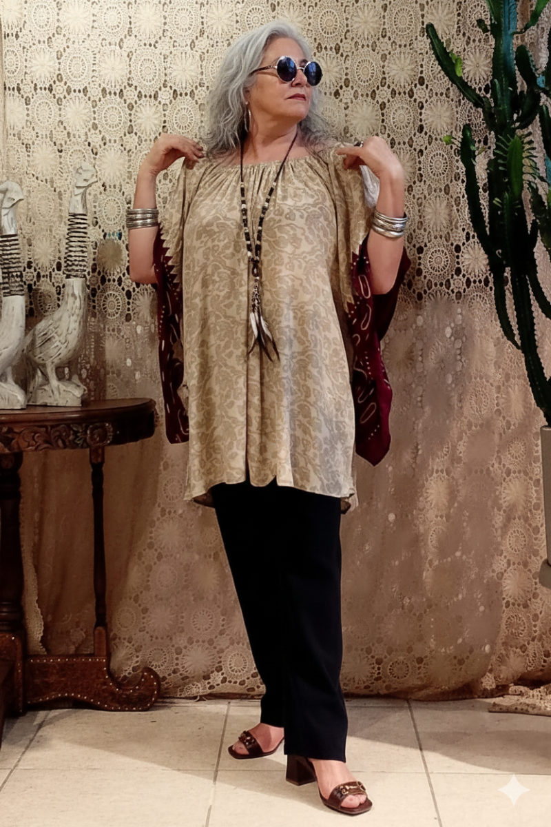 túnica-em-seda-indiana-decote-canoa-com-mangas-amplas-estampa-floral-off-gg2