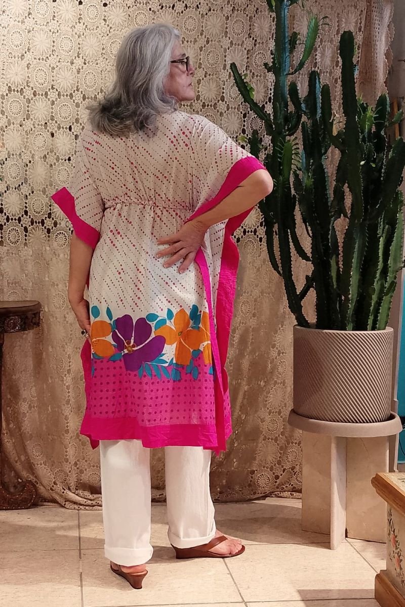 kaftan-média-em-algodão-decote-V-floral-rosa4 kaftan-media-em-algodao-decote-V-floral-rosa4.jpg